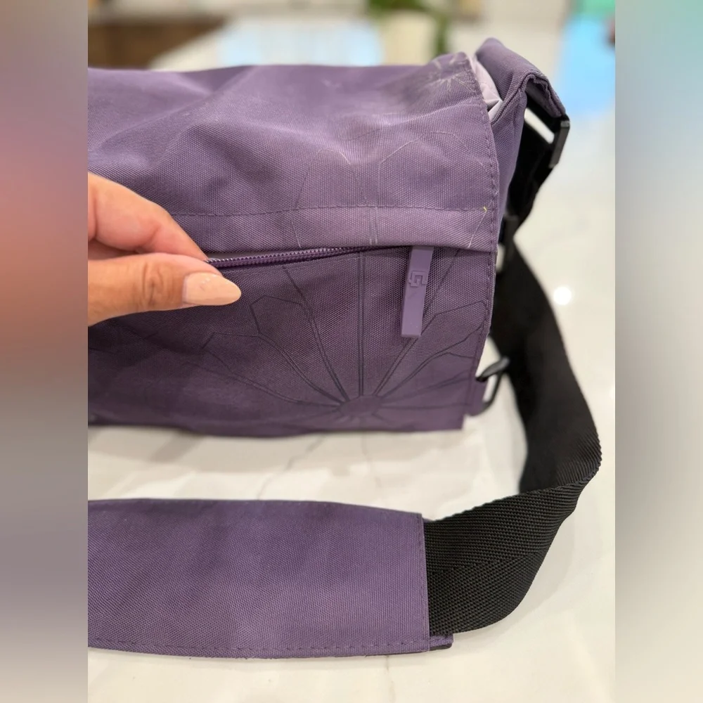 Golla “Sun” Purple Camera Bag Padded, Magnetic, Adjustable Strap Great Condition